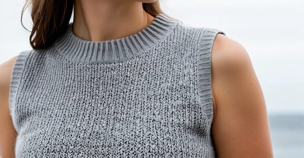 Comment porter le pull femme sans manche gris clair avec style ?