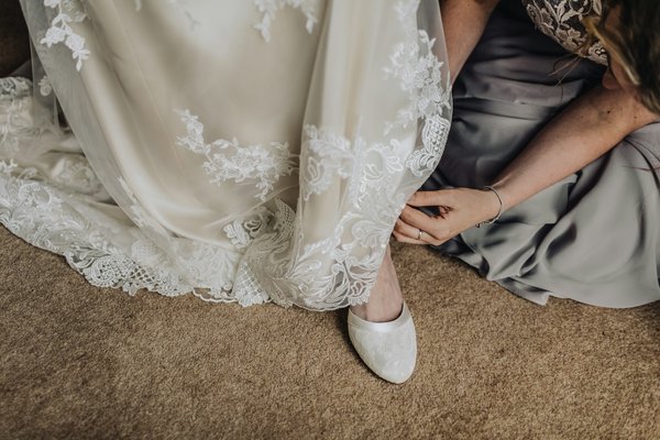 Comment intégrer des vêtements en soie dans une garde-robe de mariage?