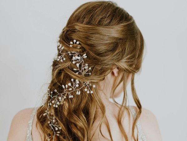 Comment choisir des accessoires de cheveux pour un mariage en extérieur?